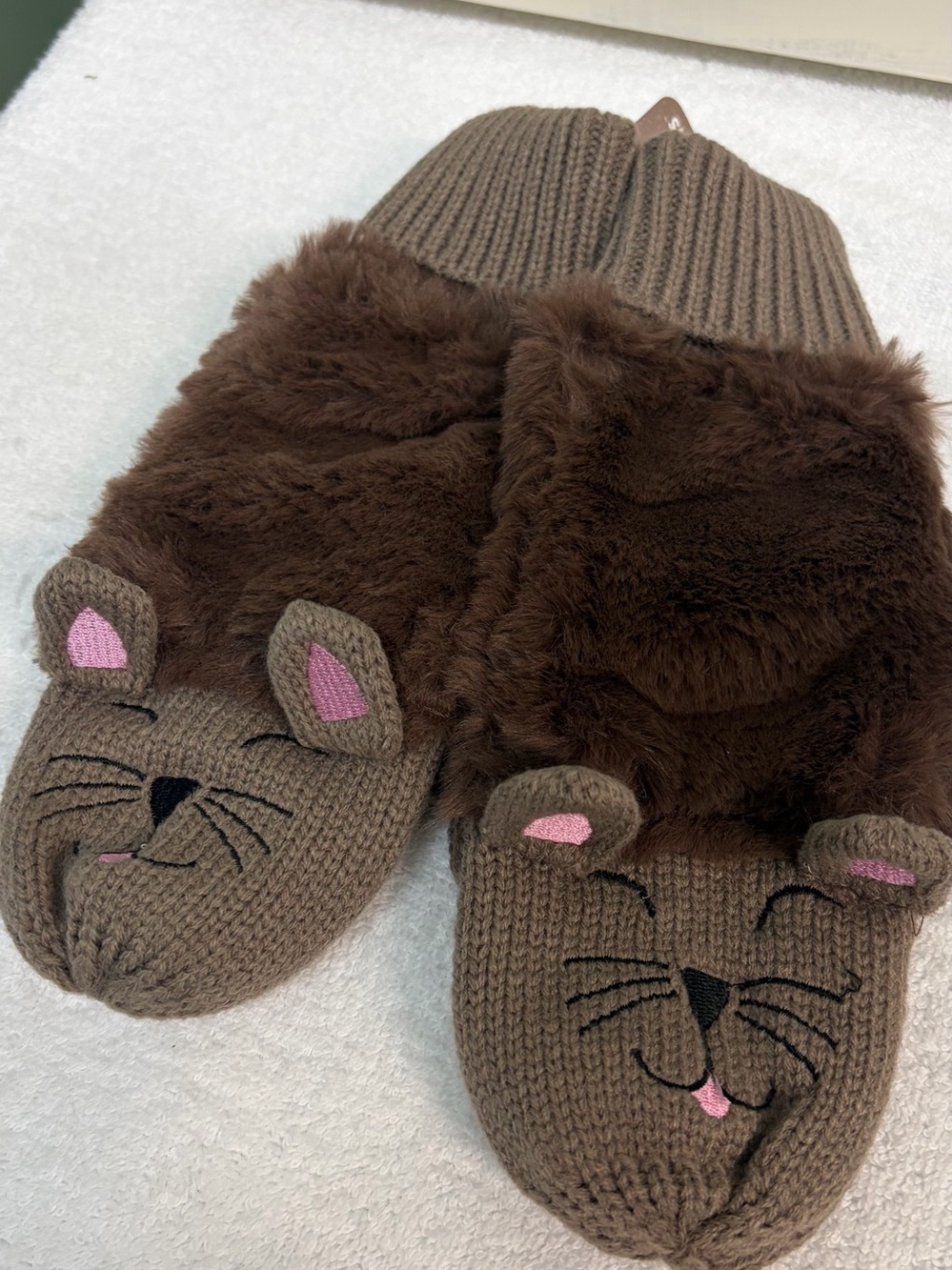 HOWARDS CRITTER MITTENS 
Brown Cat Knit Mittens with Faux-Fur Top Knit bottom
